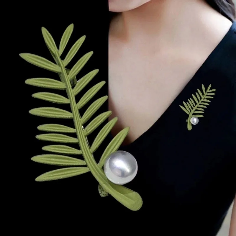 Elegant Glam Pin Geometric Alloy Plating Inlay Artificial Pearls Rhinestones Shell Women's Brooches