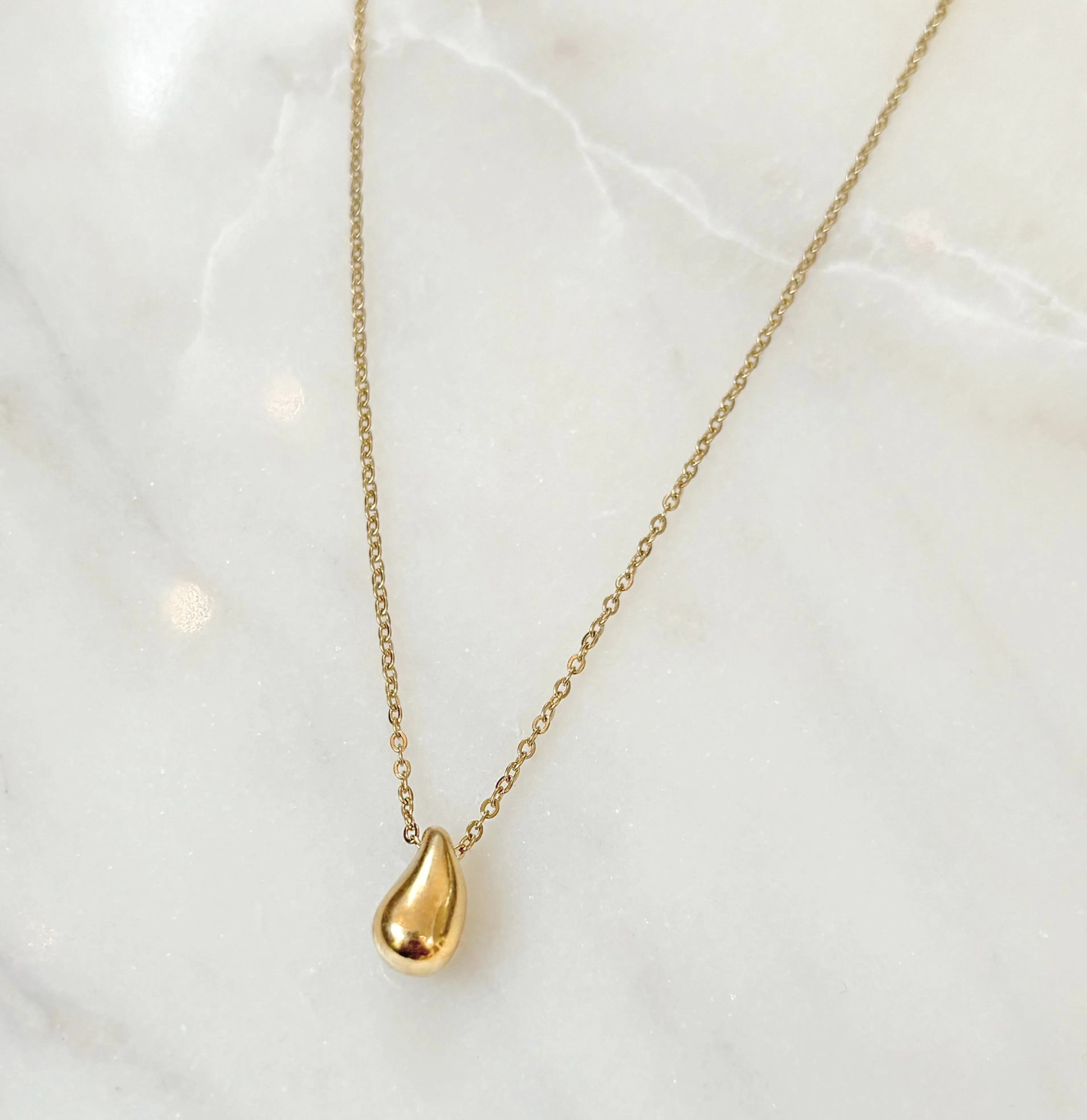 PENELOPE GOLD TEAR DROP PENDANT NECKLACE