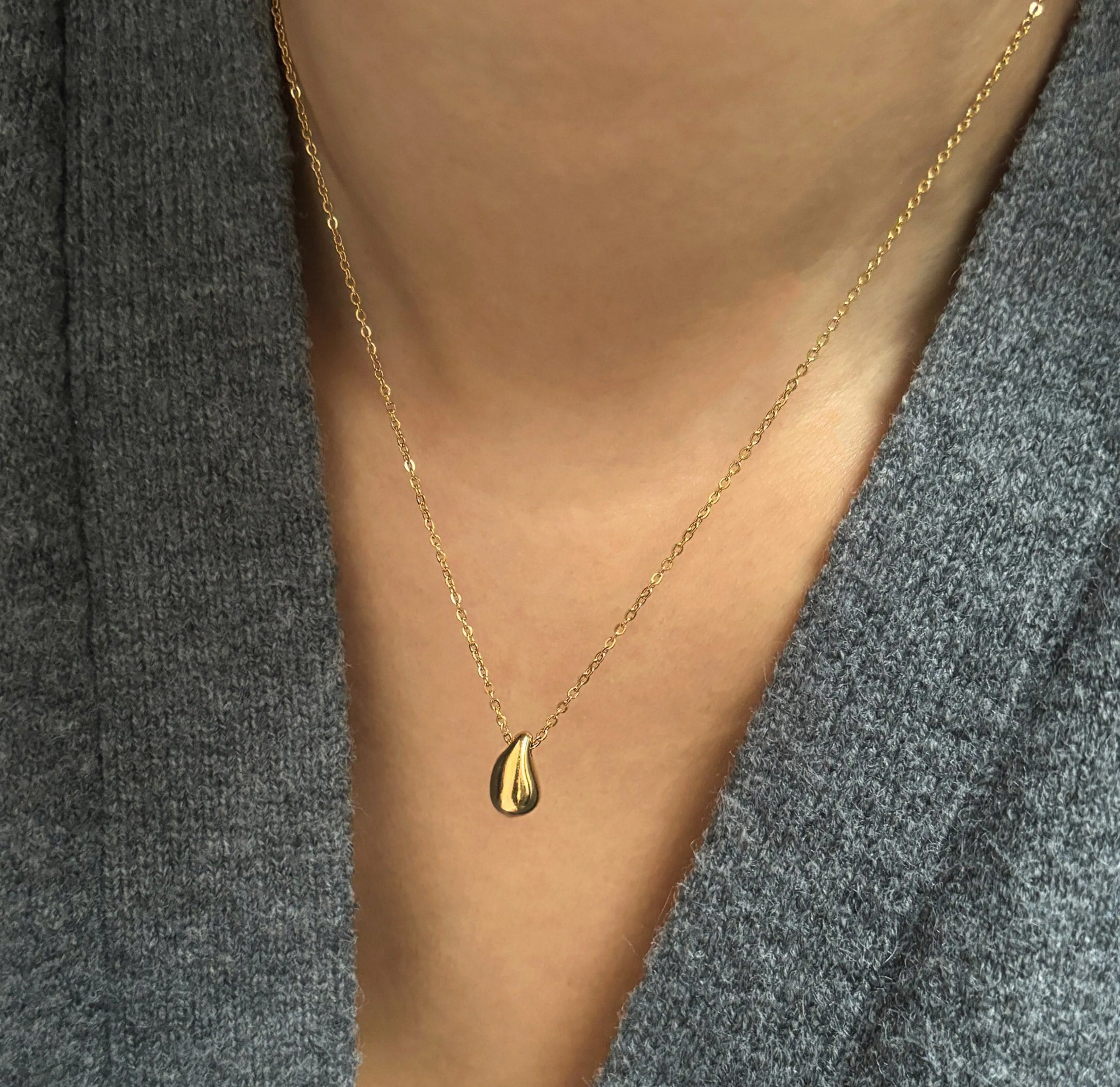 PENELOPE GOLD TEAR DROP PENDANT NECKLACE